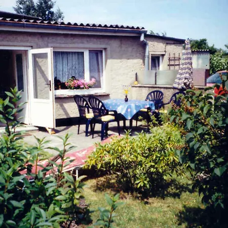 Comfy Bungalow In Fuhlendorf With Terrace Barbecue Garden בית נופש